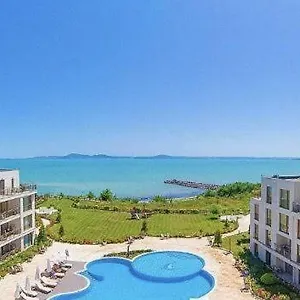 In Diamond Apartment Burgas City